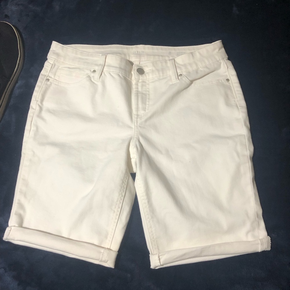 a.n.a Women's White Denim Shorts Size 8 NWOT Cuffed Mid-Rise Bermuda